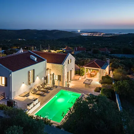 True Oasis With Heated Pool Vila *