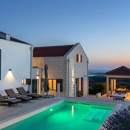 True Oasis With Heated Pool Vila *