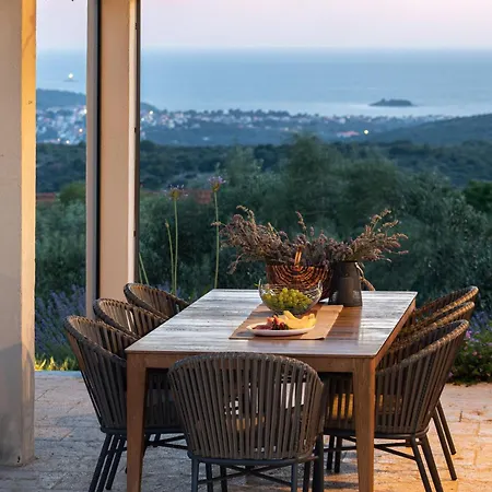 True Oasis With Heated Pool Vila *