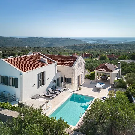 True Oasis With Heated Pool Vila